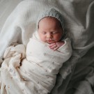 Swaddle/teppe, cherries, Mushie thumbnail