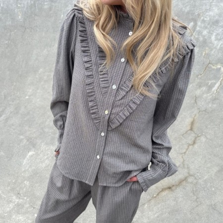 As a hug shirt, black/cream, Stories from the atelier 